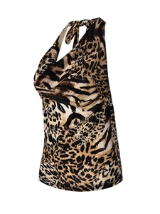 Detalle del top de leopardo con cuello holgado y diseño de tiras cruzadas atrás