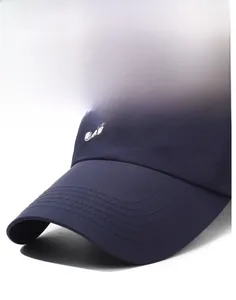 Primer plano detallado de gorra azul marino con visera firme y bordado elegante