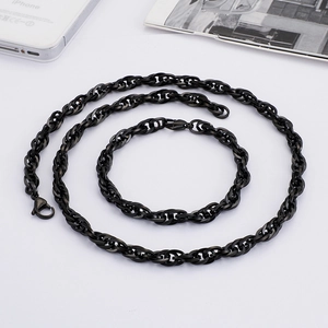 Detailansicht einer schwarzen Titanstahl-Kordelkette und eines Armbands mit Karabiner