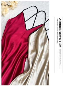 Dettaglio di sottoveste in raso di seta rosso vino e oro champagne con scollo a V