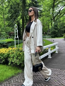 Ensemble tailleur deux pièces pour femme avec blazer croisé et pantalon beige