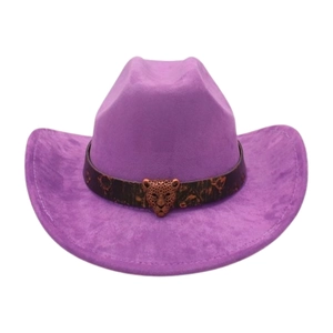 Dettaglio cappello cowboy in camoscio viola con fascia leopardata e fibbia in metallo