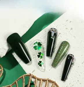 Detailansicht von St. Patrick's Day Kunstnägeln mit grünem Glitzer, Kleeblatt und Strass