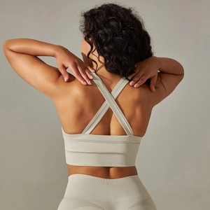 Détail de la conception du dos croisé sur un soutien-gorge de sport gris clair sans couture