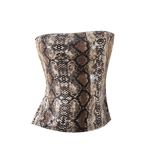 Détail de face d'un haut bustier ajusté à motif serpent marron avec des sequins