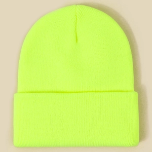 Détail de la texture en maille côtelée et du revers de ce bonnet jaune fluo tendance
