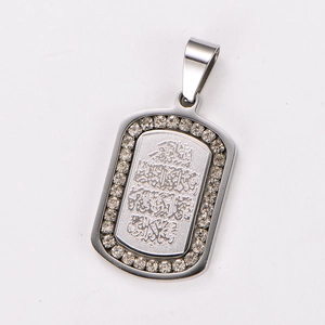 Détail d'un pendentif géométrique plaqué or 18k avec écriture arabe et cristaux