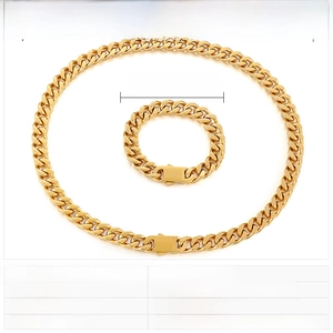 Détail de l'ensemble collier et bracelet à mailles cubaines en acier doré pour homme