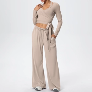 Ensemble de yoga 3 pièces avec haut à lacets manches longues et pantalon large