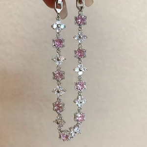 Vue détaillée du bracelet fleur en argent serti de zircons roses et cadres hexagonaux