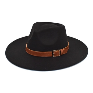 Chapeau fedora noir à large bord avec une boucle en cuir marron sur fond blanc