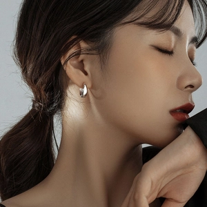 Pendientes de aro plateados con forma de gota para mujer con diseño minimalista chic
