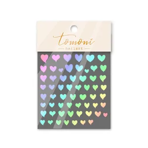 Primer plano de pegatinas de uñas de corazón plata láser con reflejo holográfico