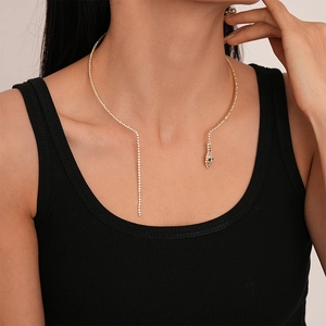 Détail d'un collier choker serpent en strass de luxe sur mannequin avec tête de serpent dorée