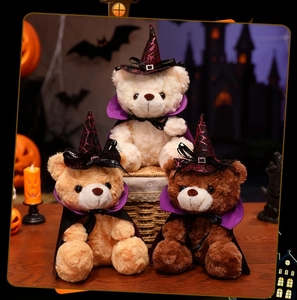 Dettaglio di orsetti di peluche di Halloween con cappelli da mago e mantelli festivi
