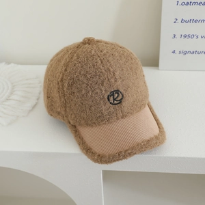 Dettaglio del cappellino invernale per bambini in pile marrone e visiera in velluto