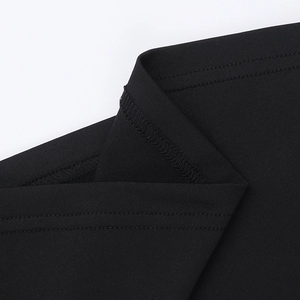 Detail-Makroaufnahme der verstärkten Naht und Stricktextur dieses schwarzen rückenfreien Kleids