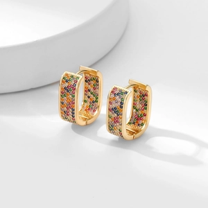 Nahaufnahme goldener U-förmiger Huggie-Ohrringe mit bunten Mikropavé-Kristallen
