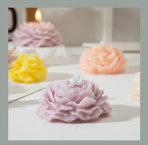 Dettaglio dei petali di una candela profumata alla peonia viola in ciotola