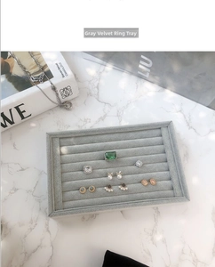 Plateau bijoux en velours gris avec 7 fentes pour bagues et boucles d'oreilles