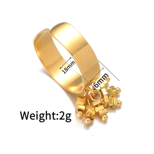 Détails de la bague en acier doré 18mm avec breloque à pampilles 6mm et poids de 2g