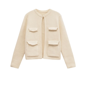 Cardigan in maglia beige minimalista con quattro tasche e girocollo, vista in piano
