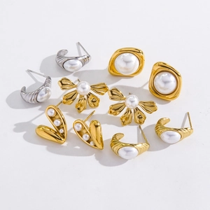Set di orecchini a fiore e cuore placcati oro 14K con intarsi in madreperla