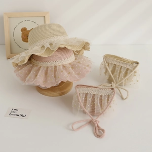 Détail d'un ensemble chapeau de paille et sac pour enfant avec dentelle et tulle à pois