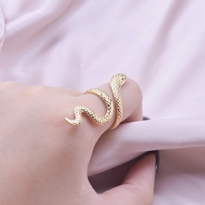 Bague serpent dorée en acier inoxydable avec texture d'écailles en design ouvert réglable