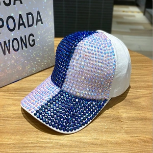Funkelnde Baseballkappe mit blauen und weißen Strasssteinen und zweifarbigem Design