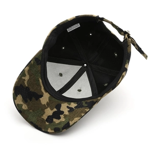 Vista interna del cappellino da baseball camouflage in velluto con fodera a rete