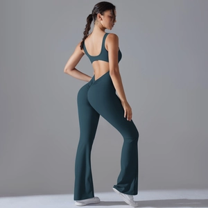 Detail des Rückenausschnitts und der Schlaghose am dunkelblauen Sport-Jumpsuit
