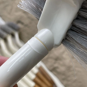 Détail de la poignée et des poils denses de la brosse de toilette en chêne de style japonais