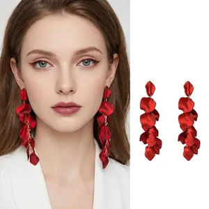 Detailansicht langer roter Rosenblüten-Ohrringe mit Quasten aus weichem Stoffgewebe