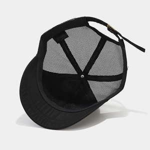 Berretto da baseball in mesh traspirante con tesa corta e cinturino regolabile sport