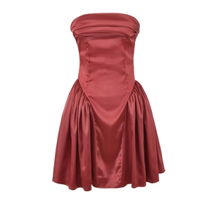 Mini robe bustier en satin rouge vin avec taille cintrée et ourlet plissé sur fond blanc