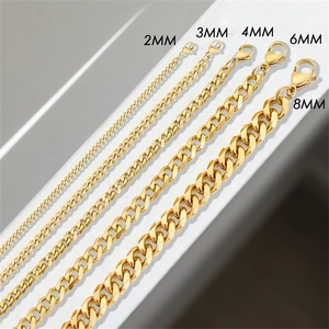 Gedetailleerde vergelijking van gouden Cubaanse schakelkettingen in breedtes 2mm tot 8mm