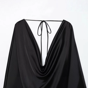 Robe élégante en satin noir avec col bénitier drapé et fines bretelles à nouer