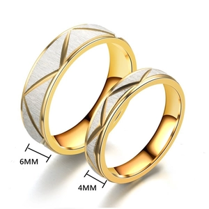 Primer plano de anillos de pareja de acero de titanio con patrón geométrico de 6 y 4 mm
