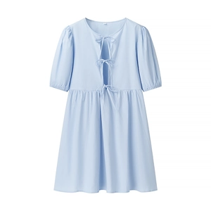 Hellblaues Kleid mit Puffärmeln, Schnürung vorne und ausgestelltem A-Linien-Schnitt