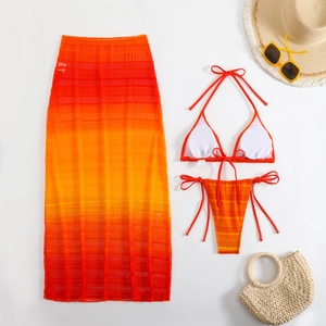 Dettaglio del set bikini a tre pezzi sfumato arancione con gonna lunga da spiaggia in maglia