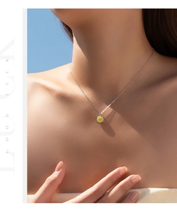 Détail du collier en argent S925 avec pendentif cœur en émail jaune porté au cou