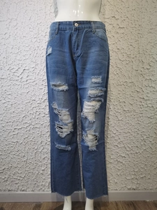 Detailansicht der Jeans mit Used-Look, Rissen, Vintage-Waschung und Fransenrand