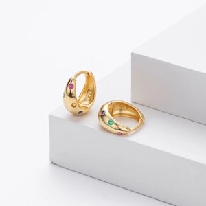 Détail des zircons colorés et poinçon S925 sur des créoles en argent plaqué or jaune