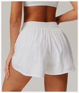Vue arrière d'un short de yoga blanc taille haute à séchage rapide pour le fitness