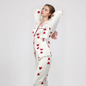 Pigiama da donna in raso bianco con stampe di cuori rossi e maniche lunghe comode