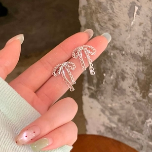 Élégantes boucles d'oreilles nœud argentées avec dentelle ajourée à la main
