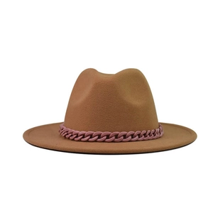 Chapeau fedora en feutre marron avec une chaîne rose élégante et bord plat