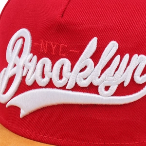 Vue macro de la broderie 3D Brooklyn NYC sur une casquette de baseball à bord plat stylée