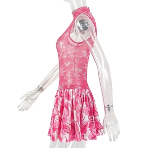 Detail eines rosa ärmellosen Minikleids mit Stehkragen und weißem Blumenmuster